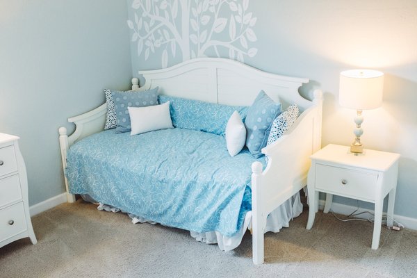 Astuces pour harmoniser les coussins, rideaux et tapis dans ma déco